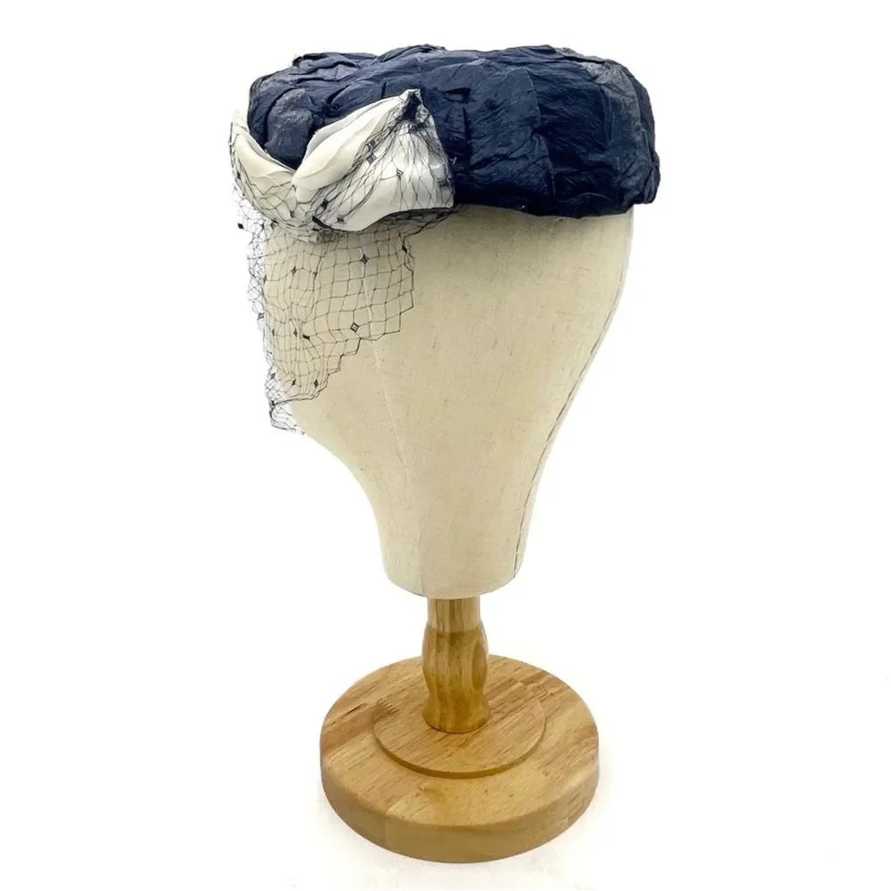 Vintage 1950s Pillbox Hat Navy Straw With White Rose Petals Mesh Veil Rhinestone - Picture 8 of 16